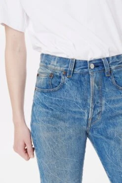 Victoria Beckham Victoria Mid-Rise Jean In Miami Wash 8 Victoria Beckham Victoria Mid-Rise Jean In Miami Wash -Victoria Beckham 009 58 VICTORIA BECKHAM VICTORIA JEAN 1322DJE003802B MIAMI WASH 0969 2700 4050 LR