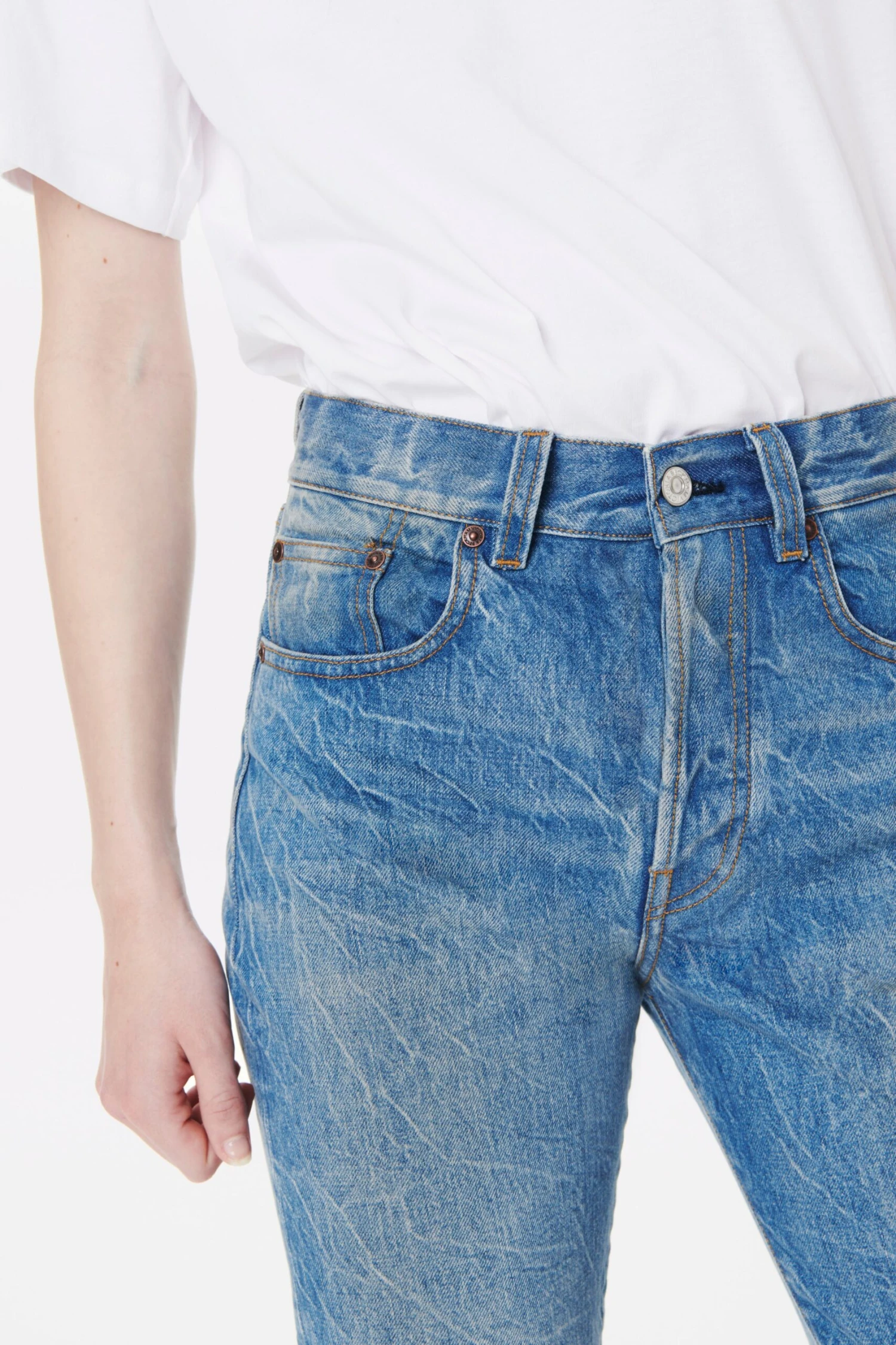 Victoria Beckham Victoria Mid-Rise Jean In Miami Wash 3 Victoria Beckham Victoria Mid-Rise Jean In Miami Wash - Image 3