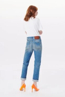 Victoria Beckham Victoria Mid-Rise Jean In Miami Wash 10 Victoria Beckham Victoria Mid-Rise Jean In Miami Wash -Victoria Beckham 009 58 VICTORIA BECKHAM VICTORIA JEAN 1322DJE003802B MIAMI WASH 1004 2700 4050 LR