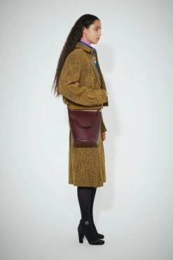 Victoria Beckham Frame Bucket Bag In Burgundy Leather -Victoria Beckham 022 47 VICTORIA BECKHAM TAILORED BOMBER JACKET DARK BROWN 2938022 2700 4050 LR