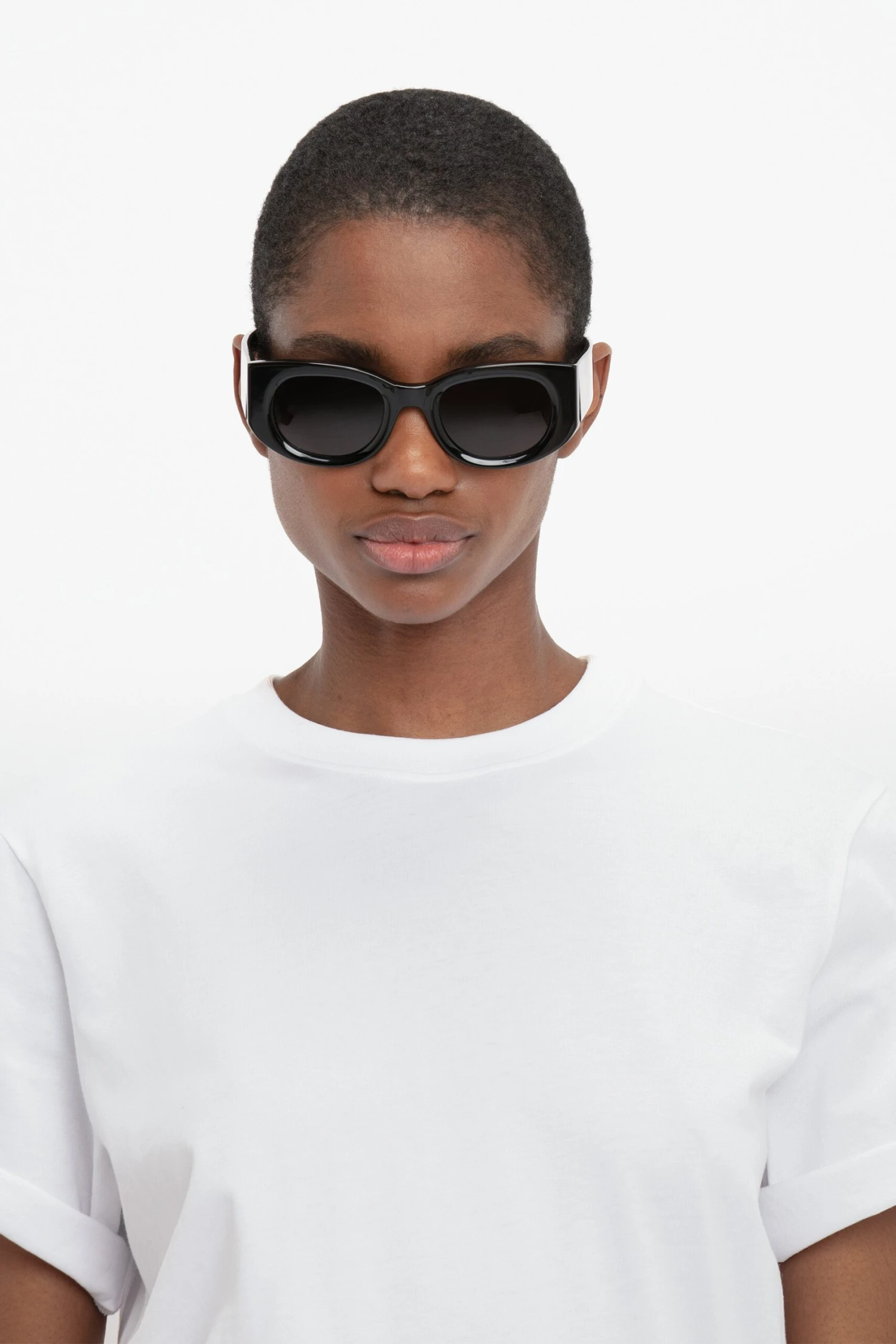 Victoria Beckham Monogram Detail Sunglasses In Black 5 Victoria Beckham Monogram Detail Sunglasses In Black - Image 5