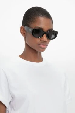 Victoria Beckham Monogram Detail Sunglasses In Black 8 Victoria Beckham Monogram Detail Sunglasses In Black -Victoria Beckham 02 5118