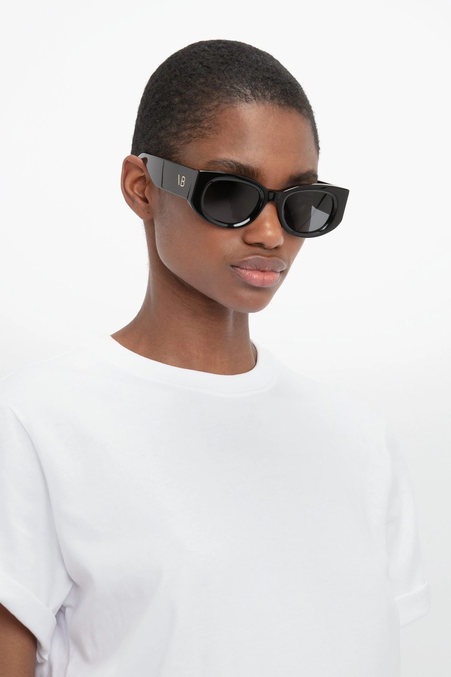 Victoria Beckham Monogram Detail Sunglasses In Black 4 Victoria Beckham Monogram Detail Sunglasses In Black - Image 4