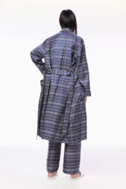 Victoria Beckham Chain Print Robe In Navy 7 Victoria Beckham Chain Print Robe In Navy -Victoria Beckham 035 168 PYJAMA ROBE NAVY 0614 2700 x 4050 LR