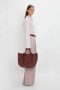 Victoria Beckham The Medium Tote In Burgundy Leather 13 Victoria Beckham The Medium Tote In Burgundy Leather -Victoria Beckham 20230912 VB 810