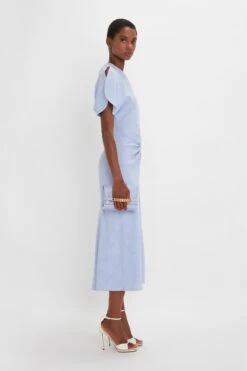 Victoria Beckham Mini Chain Pouch With Long Strap In Frost Ostrich-Effect Leather 17 Victoria Beckham Mini Chain Pouch With Long Strap In Frost Ostrich-Effect Leather -Victoria Beckham 20230913 VB 073