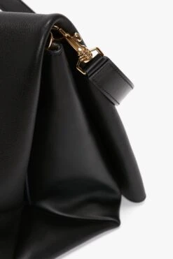 Victoria Beckham Jumbo Chain Pouch In Black Leather -Victoria Beckham UntitledSession7255 9feab51a 3fbb 4455 8c58 6192039bd8e2