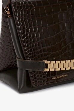 Victoria Beckham Chain Pouch With Strap In Chocolate Croc-Effect Leather 17 Victoria Beckham Chain Pouch With Strap In Chocolate Croc-Effect Leather -Victoria Beckham VictoriaBeckham ChainPouchWithStrapInBordeauxCrocLeather B423AAC005063A Detail Model5 1 JPG