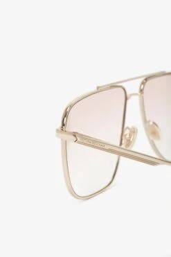 Victoria Beckham Double Bridge V-Line Navigator In Gold-Blush -Victoria Beckham VictoriaBeckham DoubleBridgeV LineNavigatorInGold Blush VB240S Detail Model1 JPG