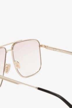 Victoria Beckham Double Bridge V-Line Navigator In Gold-Blush -Victoria Beckham VictoriaBeckham DoubleBridgeV LineNavigatorInGold Blush VB240S Detail Model3 JPG