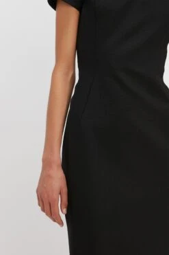 Victoria Beckham Spiral Fitted T-Shirt Dress In Black -Victoria Beckham VictoriaBeckham FittedT ShirtDressInBlack Black 1123WDR004413A 2700 4050 247 WHITE LR Detail4 Model4 JPG