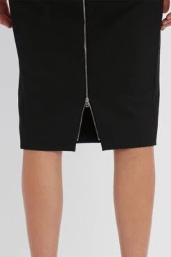 Victoria Beckham Spiral Fitted T-Shirt Dress In Black -Victoria Beckham VictoriaBeckham FittedT ShirtDressInBlack Black 1123WDR004413A 2700 4050 247 WHITE LR Detail Model4 JPG