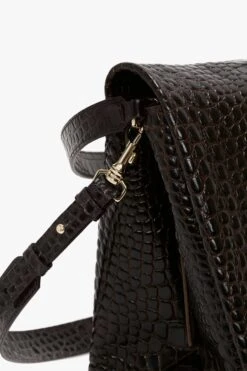 Victoria Beckham Jumbo Chain Pouch In Chocolate Croc-Effect Leather 19 Victoria Beckham Jumbo Chain Pouch In Chocolate Croc-Effect Leather -Victoria Beckham VictoriaBeckham JumboChainPouchInBordeauxLeather B423AAC005108A Detail Model5 2 JPG