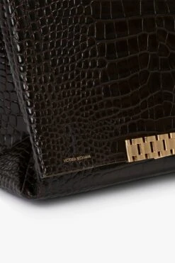 Victoria Beckham Jumbo Chain Pouch In Chocolate Croc-Effect Leather 17 Victoria Beckham Jumbo Chain Pouch In Chocolate Croc-Effect Leather -Victoria Beckham VictoriaBeckham JumboChainPouchInChocolateLeather B423AAC005108A Detail Model5 1 JPG