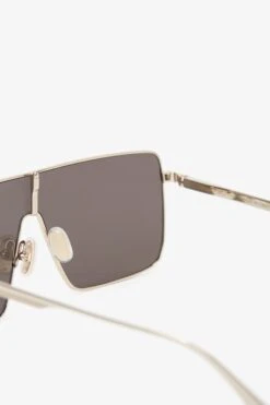 Victoria Beckham Rectangular Visor In Gold-Smoke -Victoria Beckham VictoriaBeckham RectangularVisorInGold Smoke VB238S Detail Model1 JPG